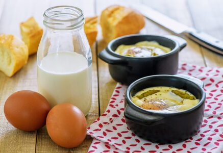 Oeufs cocotte aux pointes d’asperges vertes et parmesan