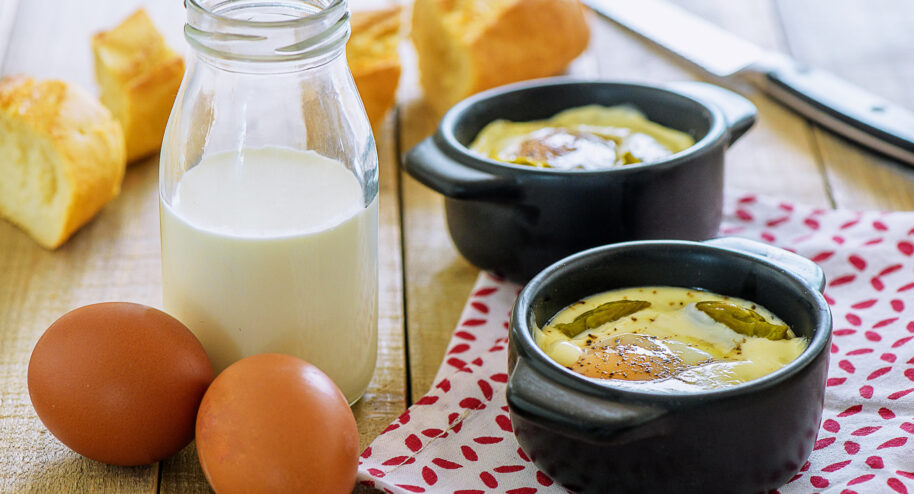 Oeufs cocotte aux pointes d'asperges vertes et parmesan