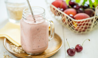 Smoothie à la cerise et à la pêche