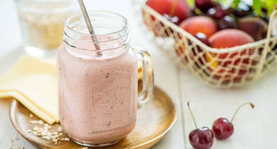 Smoothie à la cerise et à la pêche