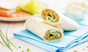 Rouleaux de galettes de blé au fromage frais et saumon
