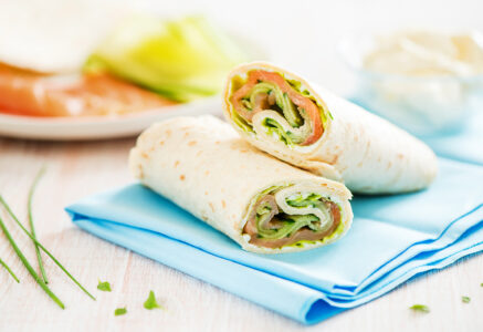 Rouleaux de galettes de blé au fromage frais et saumon