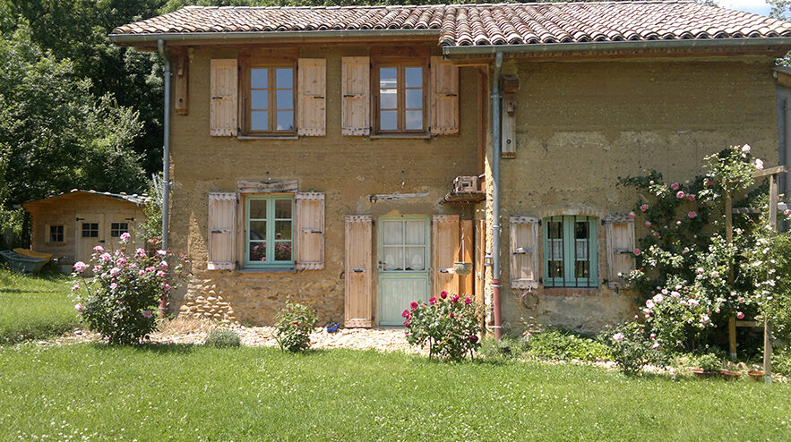 Maison en pisé d' Yves et Françoise Monnier.
