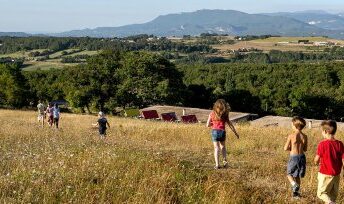 La ferme des Amanins propose des séjours, échanges et formations sur l'agro-écologie, dans le cadre verdoyant de la Drôme.