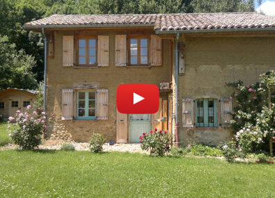 Ils ont construit leur maison en terre crue.