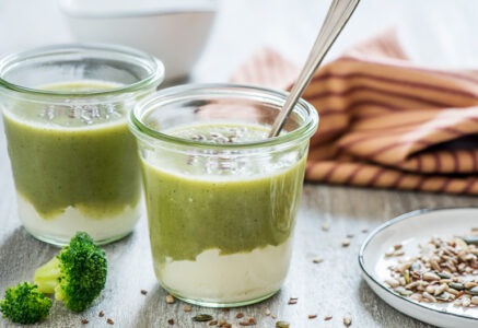 Soupe de brocoli crémeuse aux petites graines