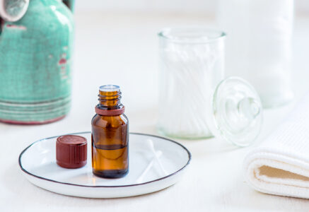 L’huile essentielle de tea tree : un remède contre l’acné
