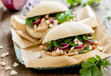 Bao burger au poulet et beurre de cacahuète