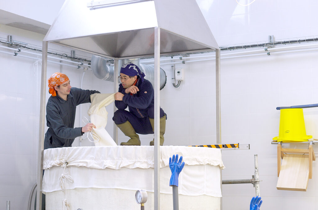 Un tôji (responsable de production) est venu spécialement du Japon pour la production du saké. © DB