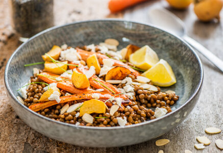 Une salade de lentilles, feta, carottes et navets