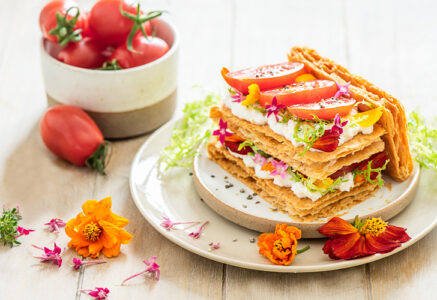 Mille-feuilles aux tomates et aux fleurs