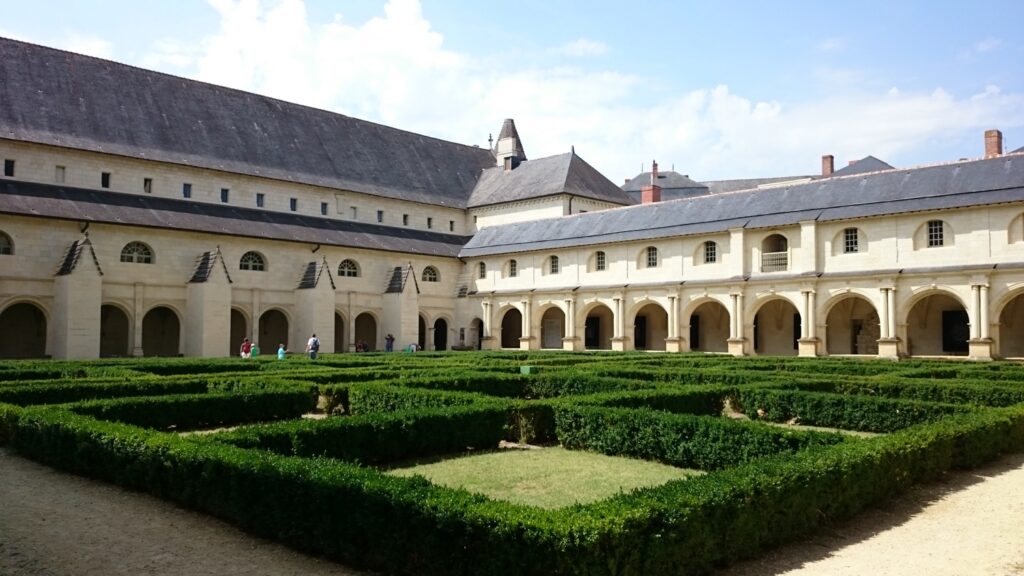 L'Abbaye de Fontevraud se situe aux confins du Poitou, de l’Anjou et de la Touraine.