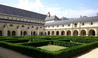 L'Abbaye de Fontevraud se situe aux confins du Poitou, de l’Anjou et de la Touraine.