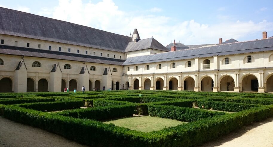 L'Abbaye de Fontevraud se situe aux confins du Poitou, de l’Anjou et de la Touraine.