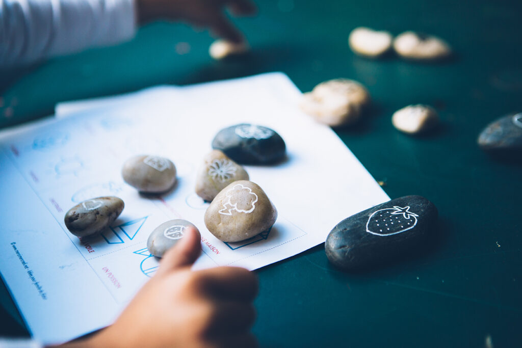 Ramassez des galets, faites des dessins dessus, puis inventer une histoire avec. ©Merci Mercredi