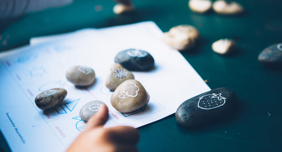 Ramassez des galets, faites des dessins dessus, puis inventer une histoire avec. ©Merci Mercredi