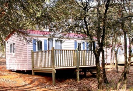 Bienvenue au GCU, camping utopique et autogéré