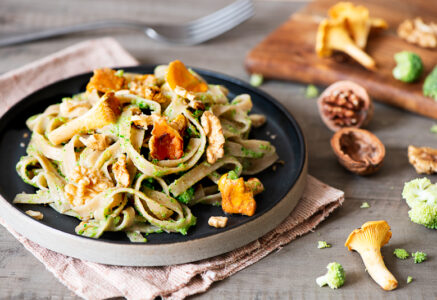 Pâtes aux girolles, noix et brocoli