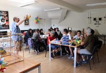 Il transmet son amour des maths en banlieue parisienne