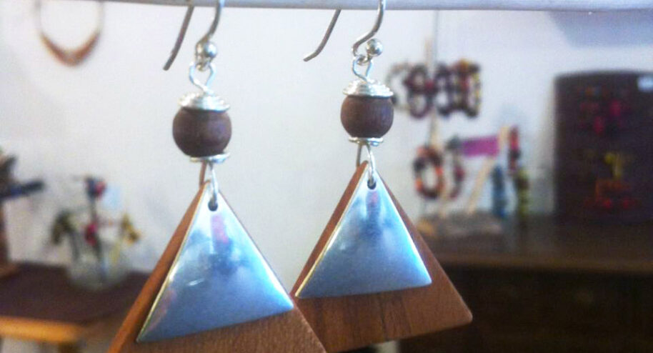 Les boucles d'oreilles Rootsabaga. © Rootsabaga