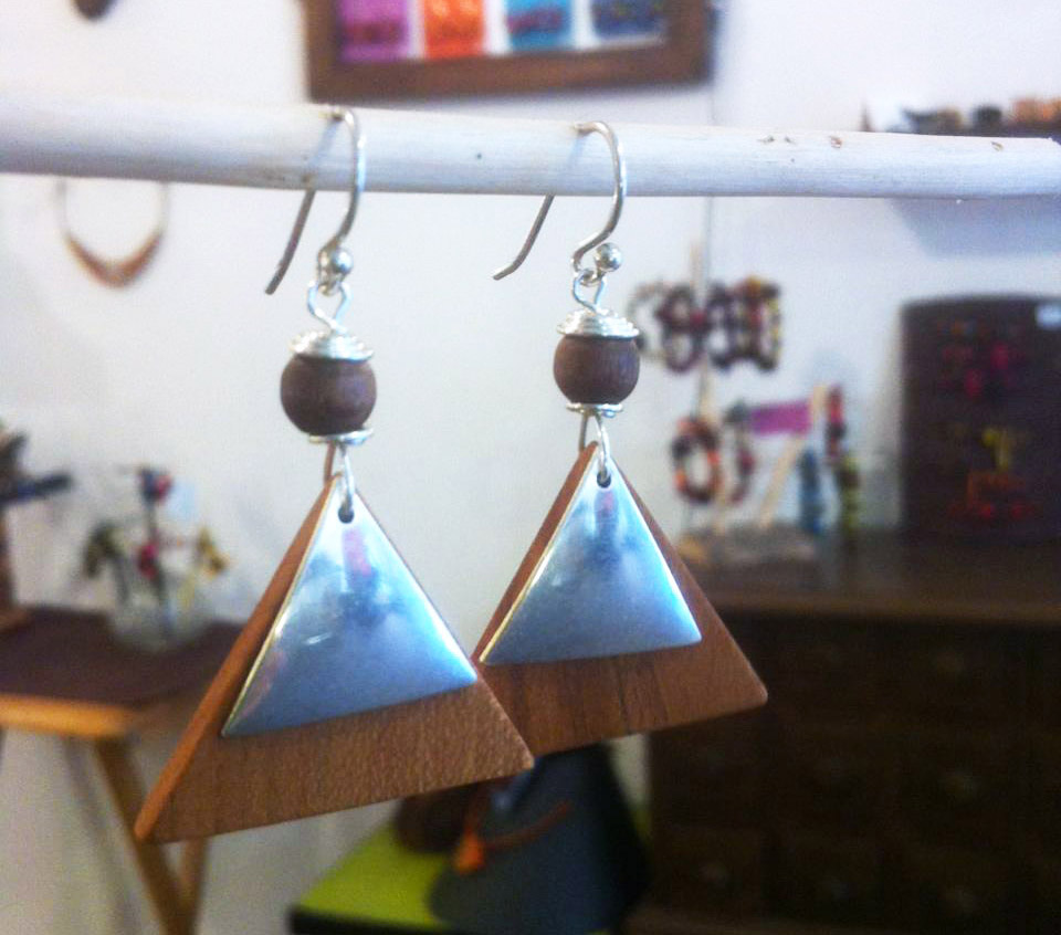 Les boucles d'oreilles Rootsabaga. © Rootsabaga