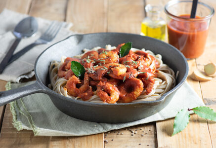 Pâtes et crevettes au coulis de tomate épicé