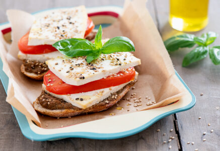 Tartines au tofu, tomate et purée d’olive verte