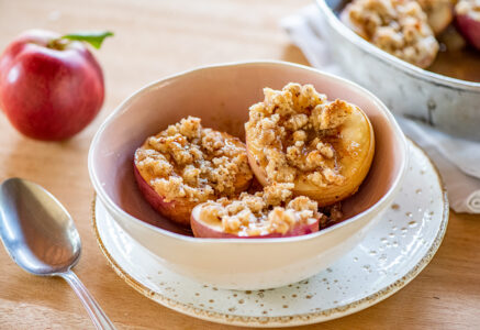 Nectarines blanches rôties au miel et crumble d’amandes complètes