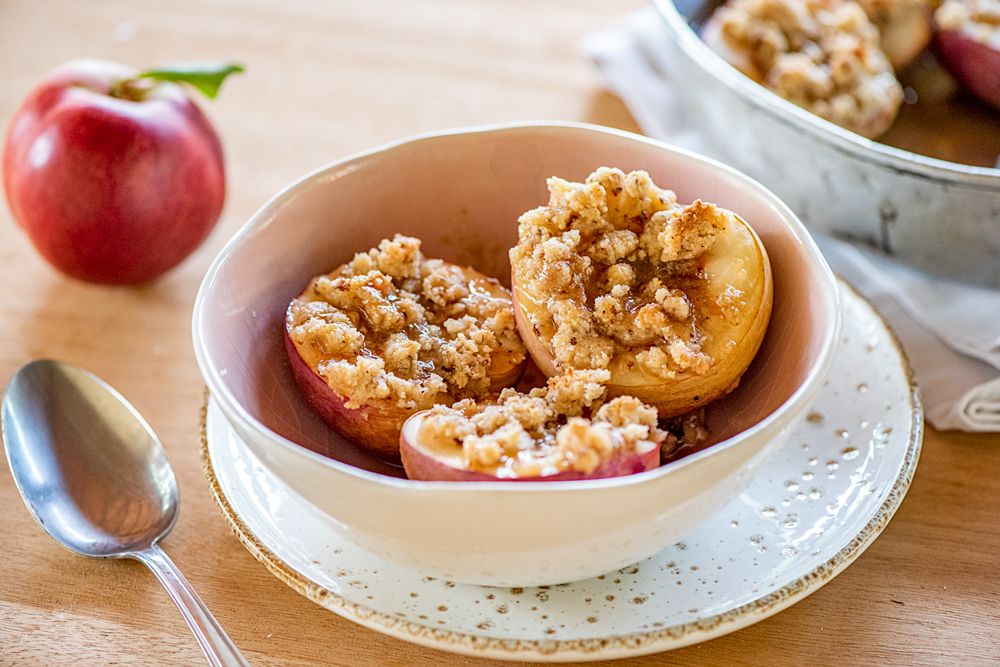 Nectarines blanches rôties au miel et crumble d'amandes complètes. DR Mon Quotidien Autrement - E. Montuclard