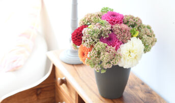 Bouquet de dahlias et de sédums | DR Mon Quotidien Autrement | L. Poisson