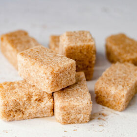Selon l'OMS, il faudrait limiter sa consommation de sucre à 50 g par jour.