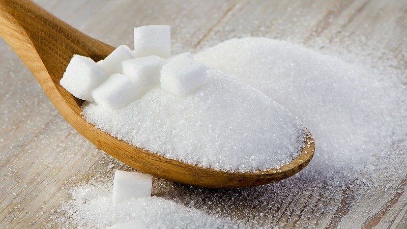 Selon l'OMS, il faudrait limiter sa consommation de sucre à 50 g par jour.