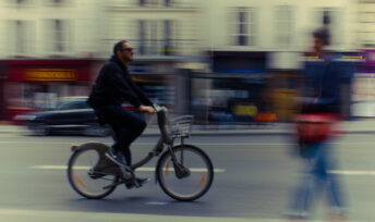 Remplacer la voiture par le vélo sur les trajets courts permet de réduire ses émissions de 0,32 tonnes de Co2 par an en moyenne. © Leo Rey