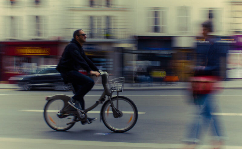 Remplacer la voiture par le vélo sur les trajets courts permet de réduire ses émissions de 0,32 tonnes de Co2 par an en moyenne. © Leo Rey
