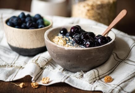 Porridge à la camomille, aux myrtilles et aux graines de pavot