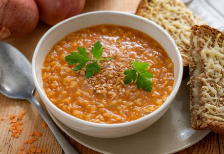Soupe à l’oignon et aux lentilles corail
