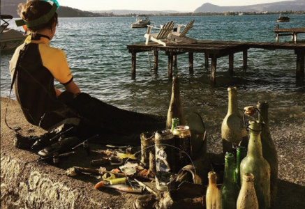 Une famille va à la pêche aux déchets du lac d’Annecy