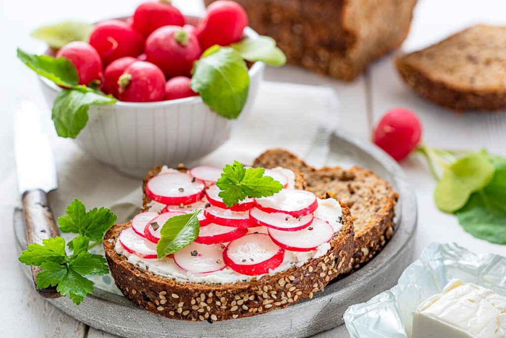 Tartines au radis et fromage frais - DR Mon Quotidien Autrement - E. Montuclard