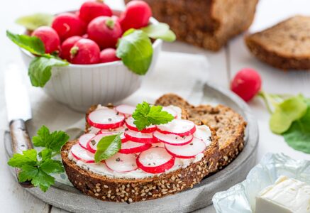 Tartines aux radis et fromage frais