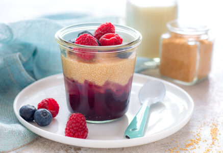 Crème d’amarante au beurre de cacahuète et confiture de fruits rouges