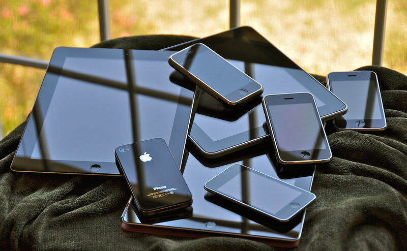 5 à 9 millions de téléphone sont réemployés chaque année par don, revente entre particuliers ou par le biais de professionnels du réemploi. © Blake Patterson