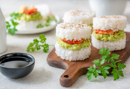 Petits sandwichs de riz au crabe et à l’avocat
