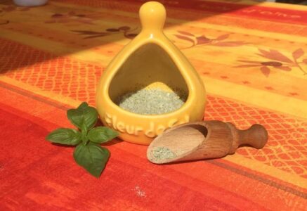 Fabriquez votre sel à l’ail et au basilic bio