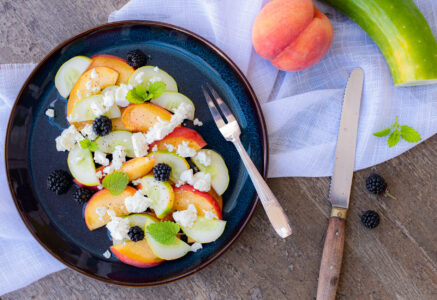 Salade de concombre, pêche et fêta