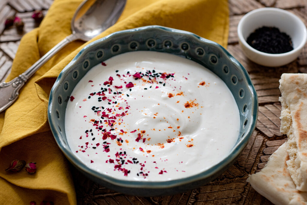 Sauce au yaourt végétal : coco, curry et nigelle - DR Mon Quotidien Autrement - © Emilie Montuclard