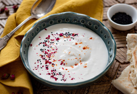 Sauce au yaourt végétal : coco, curry, nigelle