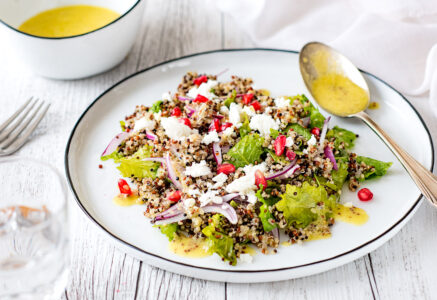 Salade de quinoa, chou kale, feta et oignon rouge