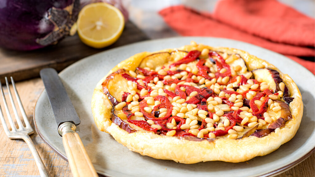 Tatin d'aubergine, poivrons marinés et pignons de pin - DR Mon Quotidien Autrement - © E. Montuclard