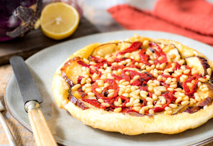 Tatin d’aubergine, poivrons marinés et pignons de pin