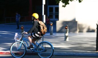 Le port du casque est obligatoire pour les moins de 12 ans mais recommandé pour tous. ©Richard Masoner / Cyclelicious